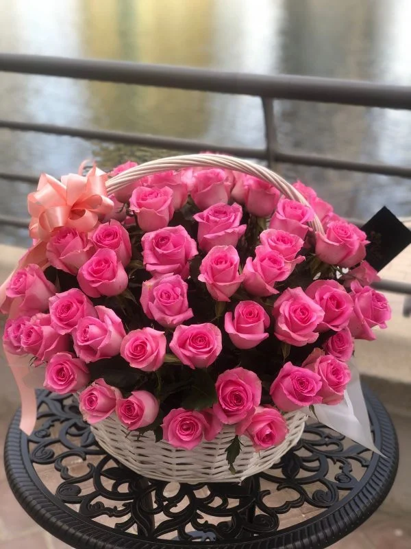 Basket with 70 pink roses - Image 2