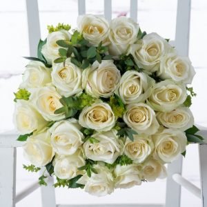 Bouquet of 24 white roses (60cm)