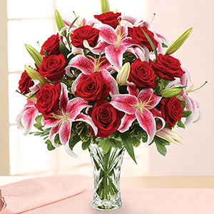 “Red Queen” 16 red roses and 6 lily in a vase
