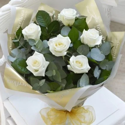 ٦ ورود بيضاء مع بوكيه خضرة "White Six Bouquet"