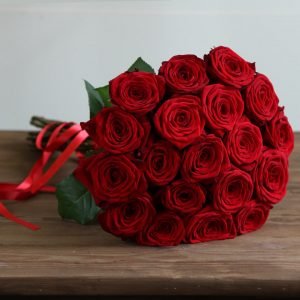 Bouquet of 24 red roses (60cm)