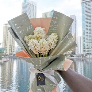 Bouquet of 5 white hyacinths