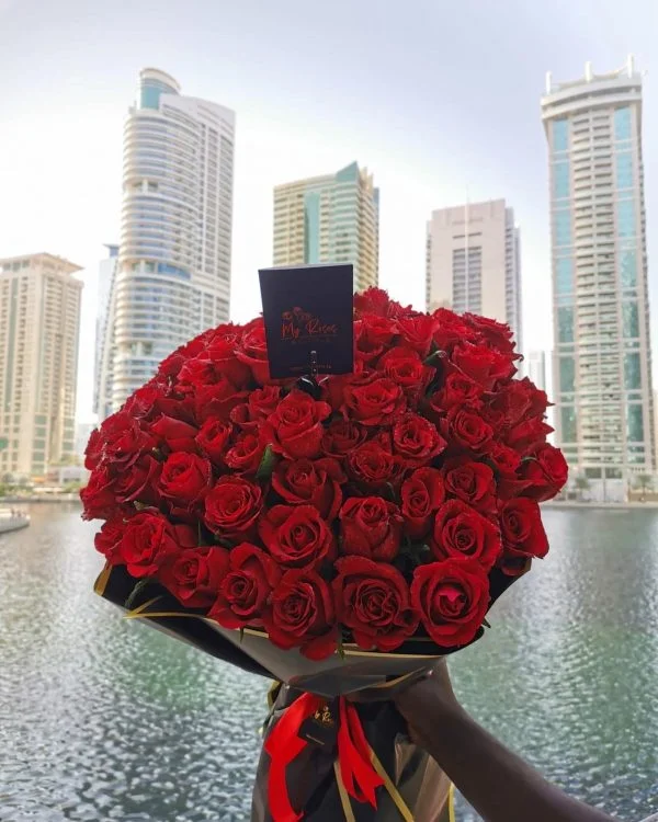 Bouquet with 50 red roses and 8 balloons (ROSE GOLD) - Image 2