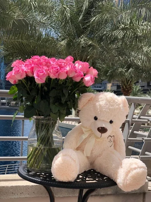 Bouquet with 50 premium pink roses in a vase and a large off-white color Teddy Bear (90cm)